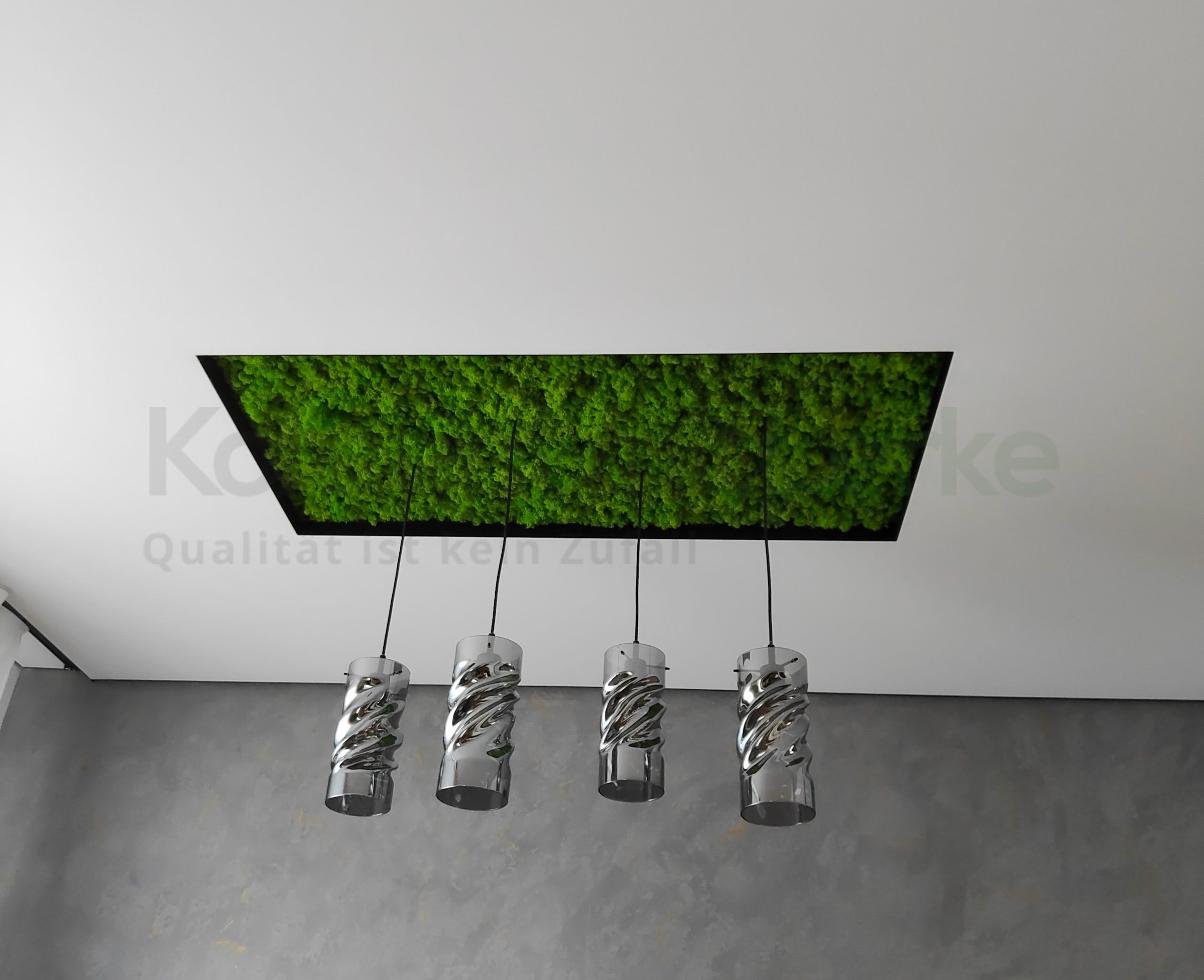 Spanndecke mit Moos und Pendelleuchten  | Halver