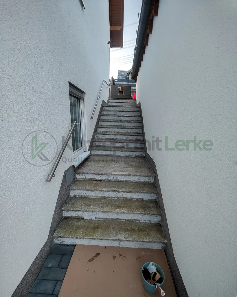 Außentreppe mit Steinteppich |  Edelstahl-Trittschutz Wiehl