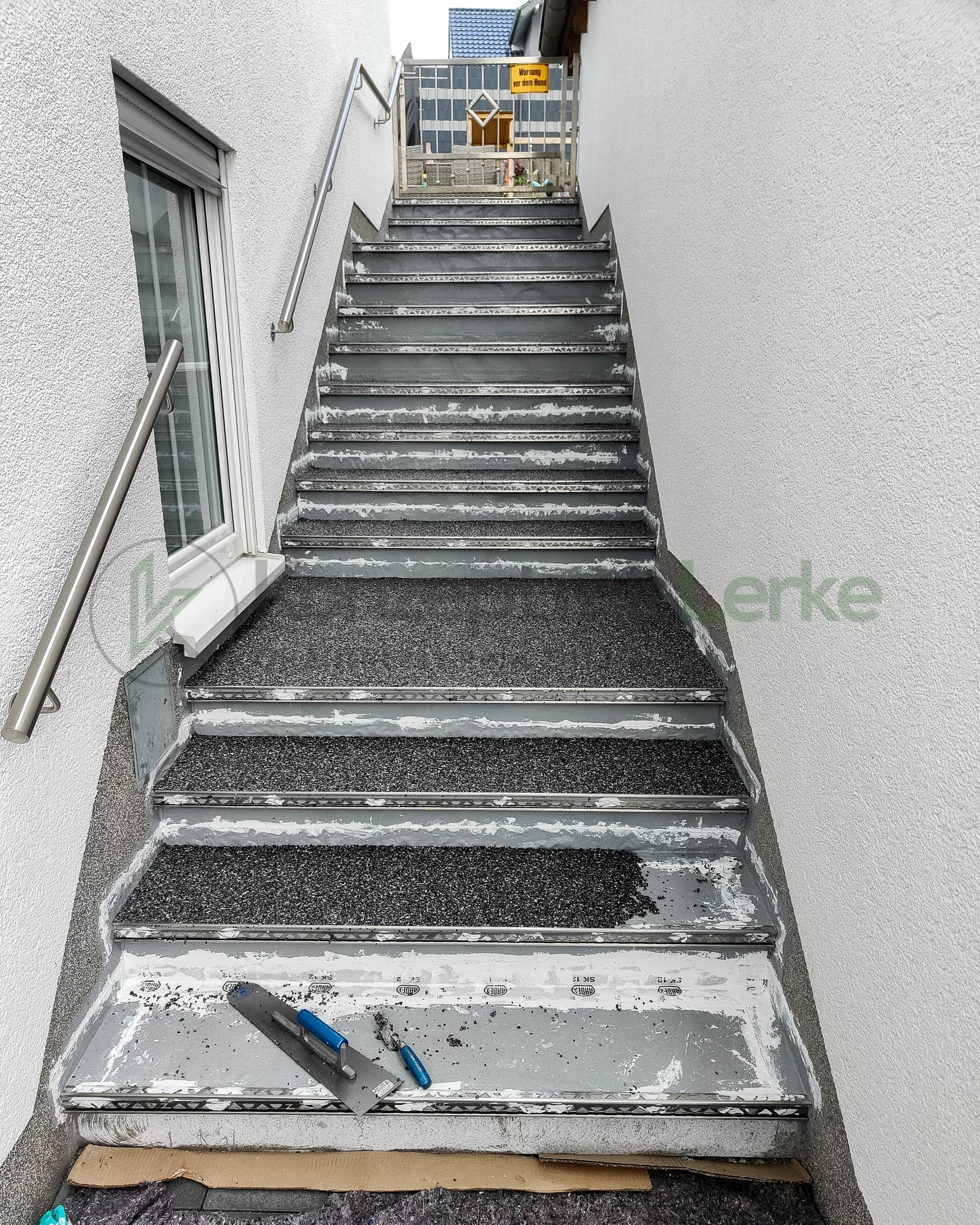 Außentreppe mit Steinteppich |  Edelstahl-Trittschutz Wiehl
