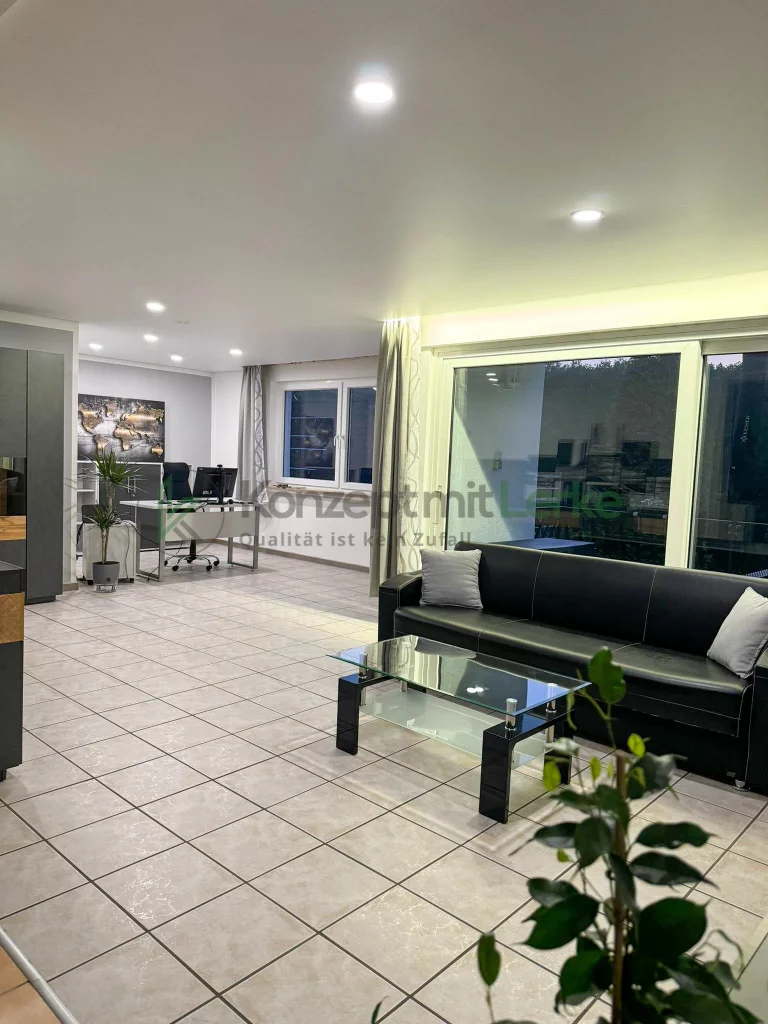 Wohnzimmer mit flammhemmender Spanndecke | Smart‑Home | Wipperfürth