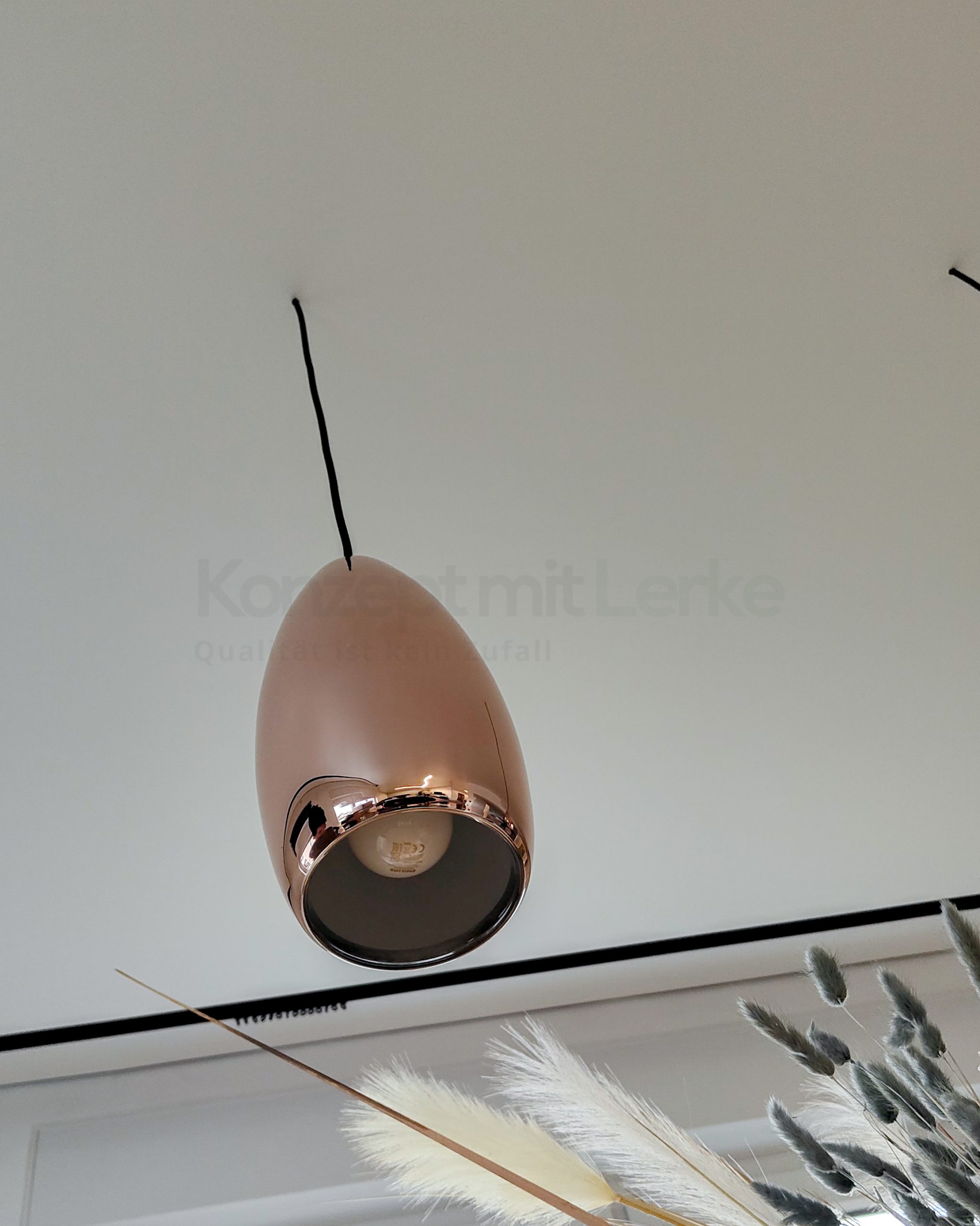 Zwei Pendelleuchten von Cangini & Tucci, rosettenfreie Montage: Kabel treten aus kleinem Deckenausschnitt aus.