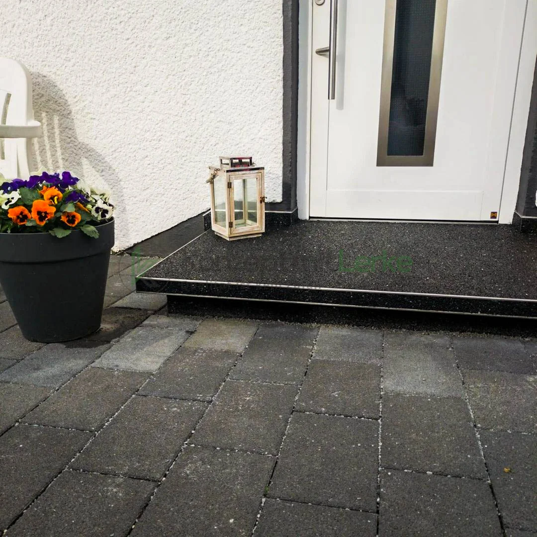 Schwebendes Podest mit Steinteppich in Halver