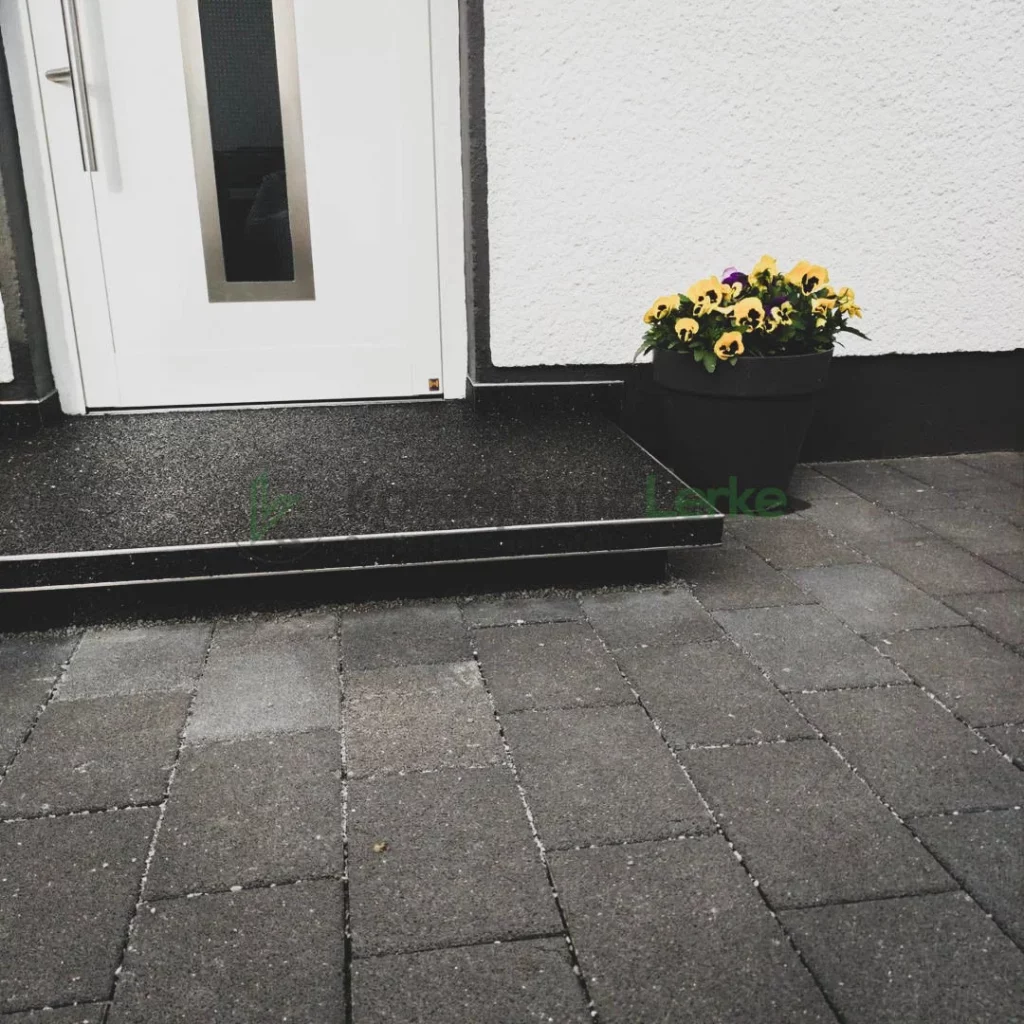 Schwebendes Podest mit Steinteppich in Halver