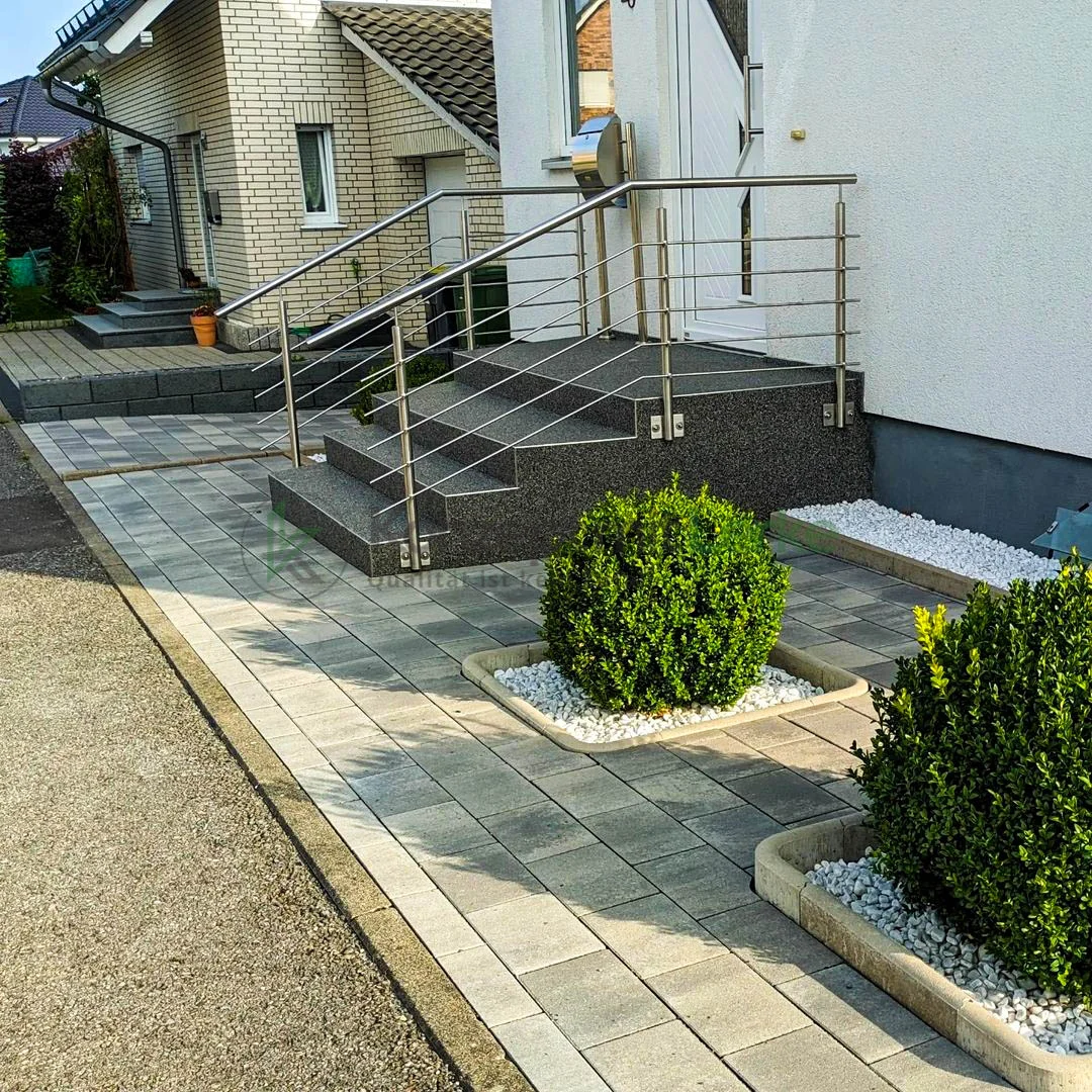 Grauer Steinteppich auf Sondermaß-Treppe – Profile auf Gehrung