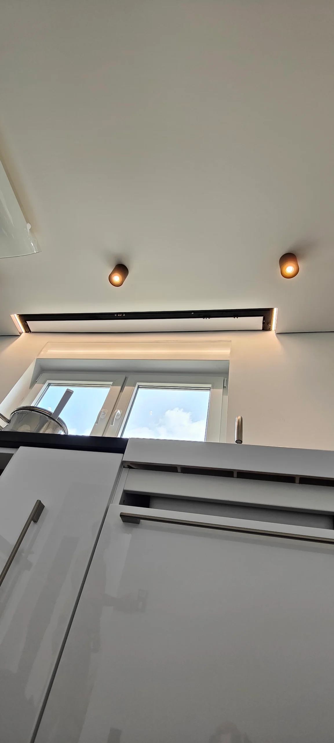 Projektbild zu Spanndecke mit Lichtlinie und individuellem Parkett-Detail in Dortmund