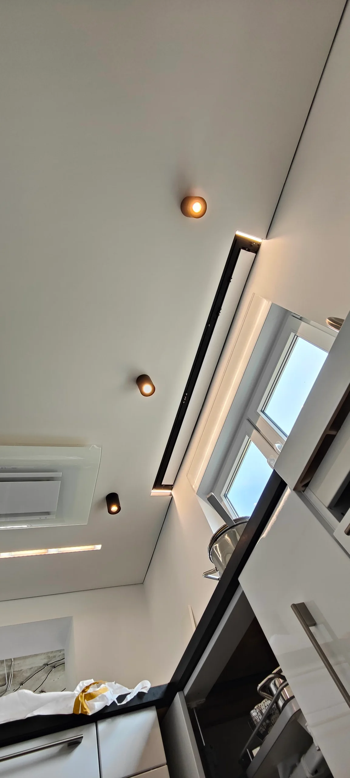 Projektbild zu Spanndecke mit Lichtlinie und individuellem Parkett-Detail in Dortmund