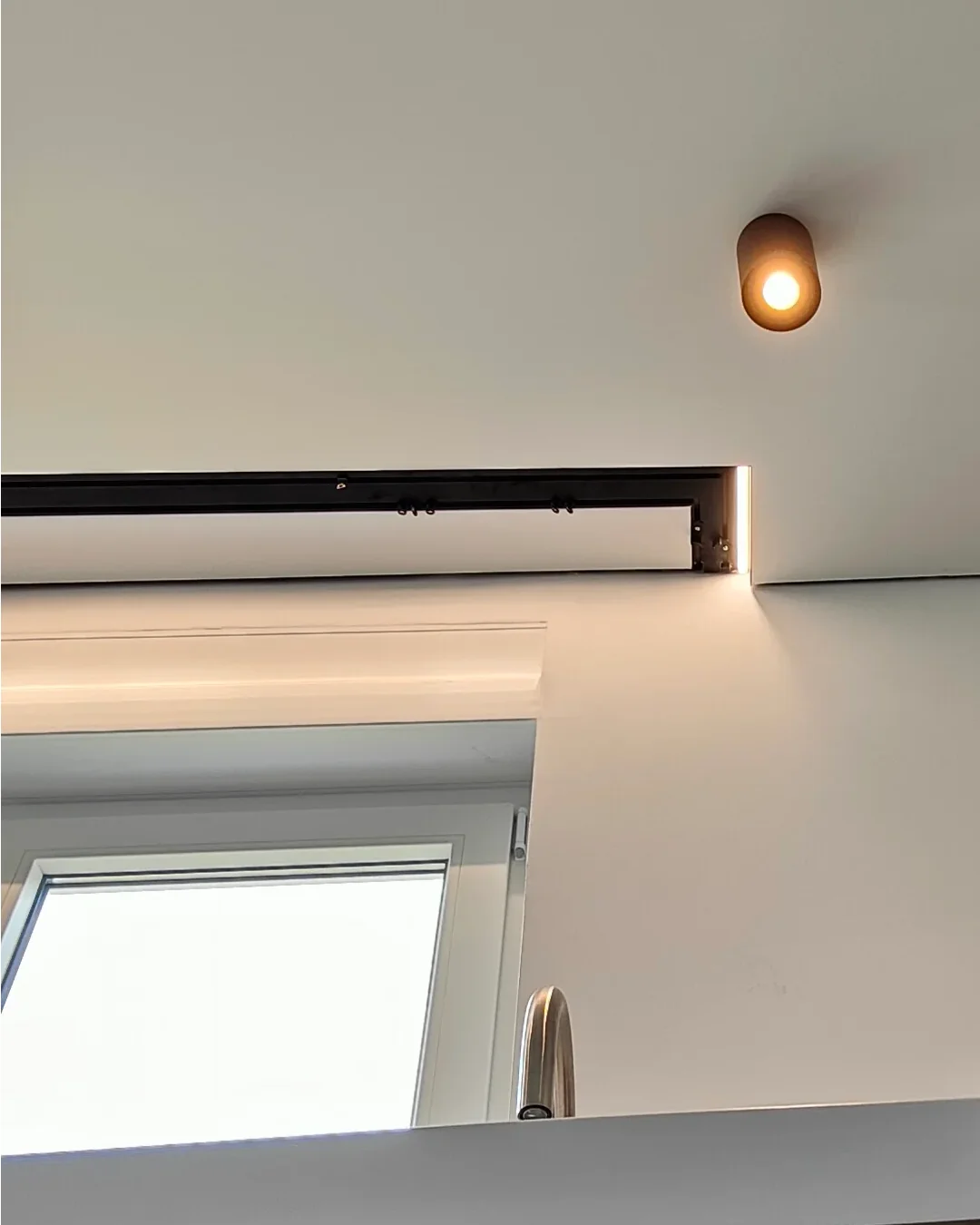 Projektbild zu Spanndecke mit Lichtlinie und individuellem Parkett-Detail in Dortmund
